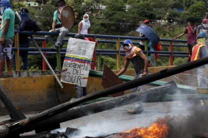 Manifestantes obstruyen una vía con una barricada en llamas, en Barquisimeto (Venezuela), el 26 de julio.