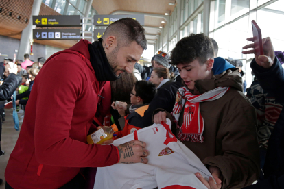 Llegada de los jugadores del Sevilla FC a León. FERNANDO OTERO