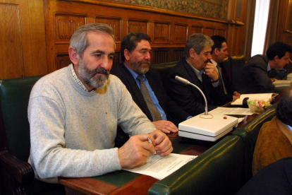 Matías Llorente en 2001 durante un pleno en la Diputación. RAMIRO