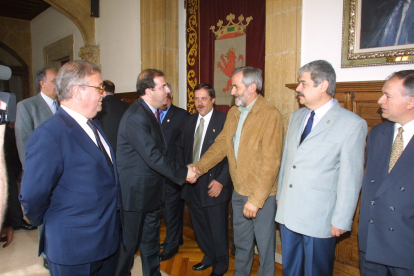 Llorente recibe en 2001 a Juan Vicente Herrera, el por entonces presidente de la Junta de Castilla y León, en una visita a la Diputación de León. NORBERTO