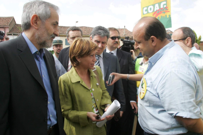 Matías Llorente observa, en 2005, el diálogo entre Elena Espinosa y Juan Ramón Rodríguez, presidente de Coag en León. NORBERTO