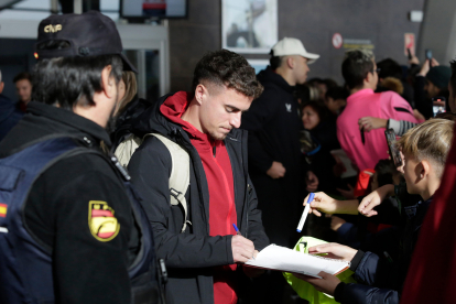 Llegada de los jugadores del Sevilla FC a León. FERNANDO OTERO