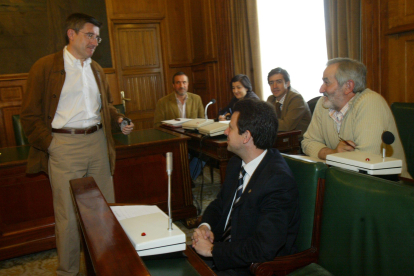 Francisco Fernández conversa con Matías Llorente y Luis Herrero Rubinat en la asamblea general del consorcio del aeropuerto de León de 2004. DANIEL