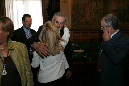Matías Llorente saluda a Isabel Carrasco como presidenta de la Diputación de León durante el pleno de constitución del equipo de gobierno para la legislatura 2007-2011. RAMIRO