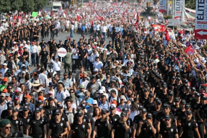 Kemal Kilicdaroglu, en el centro de la imagen, custodiado por la policía, camina el último kilómetro de la marcha con un letrero con la palabra "Justicia" escrita en turco.