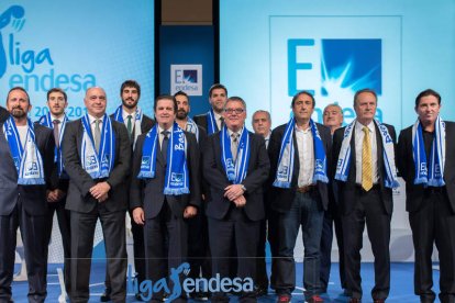 Equipos y jugadores junto a directivos de la ACB y Endesa.
