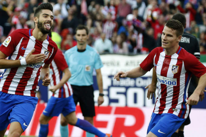 Carrasco hizo ayer tres goles para remontar al Granada en el Calderón. JAVIER LIZÓN