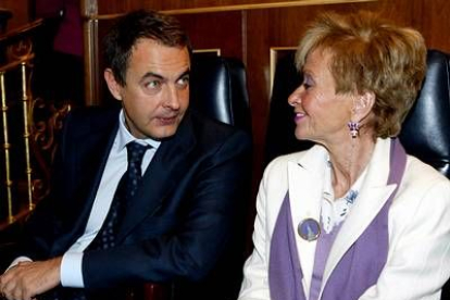 El presidente del Gobierno charla distendidamente con la vicepresidenta. Zapatero ha tratado en las últimas horas de restar dramatismo al trámite del texto.