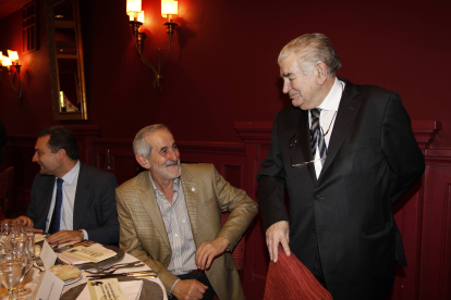 Matías Llorente y Antonio Gamoneda en la entrega del VII Premio Diario de León al Desarrollo Social y los Valores Humanos al Hogar San Genadio de Ponferrada, en 2012. JESÚS F. SALVADORES