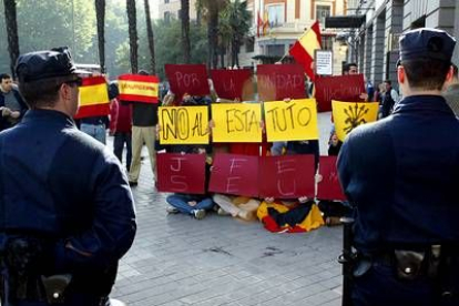 En las afueras del Congreso, un grupo de manifestantes de extrema derecha mostraron su rechazo al texto exhibiendo símbolos preconstitucionales.