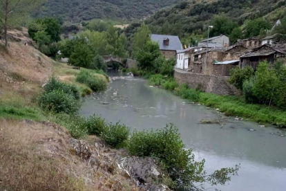 Estado del río Cabrera con vertidos a su paso por Nogar. DL