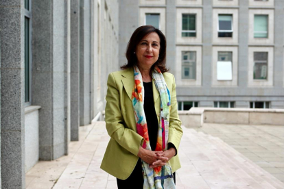 La ministra leonesa Margarita Robles, en uno de los patios del Ministerio de Defensa. JORGE PARIS