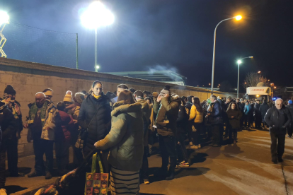 La afición espera a la puerta para poder entrar al partido. M. Á. TRANCA