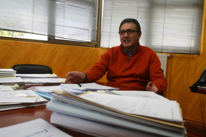 El alcalde de Cacabelos, en su despacho esta semana.