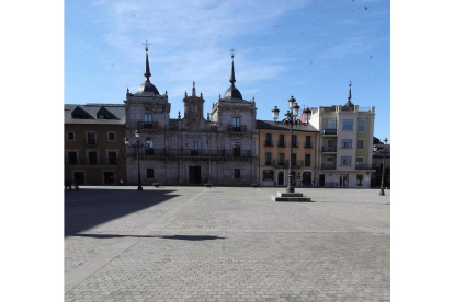 Vista del Ayuntamiento, al principio del confinamiento. A. F. BARREDO