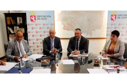 Olegario Ramón, José Antonio Diez, Eduardo Morán y Camino Cabañas, ayer en el encuentro en la Diputación. MARCIANO PÉREZ.
