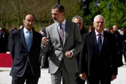 El Rey junto a Espinosa y el ministro Borrell, ayer, en Segovia. PABLO MARTÍN
