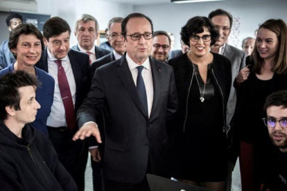 Hollande (centro), durante la inauguración de una escuela de tecnología digital, en Le Kremlin-Bicetre, cerca de París, este lunes.