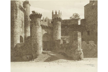 El castillo de Ponferrada en 1924, con la rampa de acceso al campo de fútbol en el patio de armas. WINOCIO TESTERA