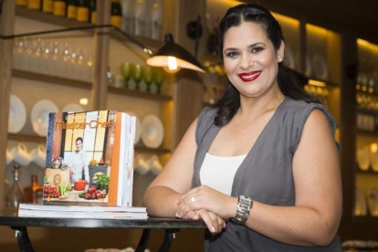 Virginia Naranjo, ganadora de 'Masterchef 4', con su libro de recetas.