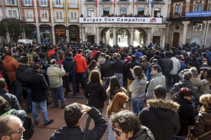 Trabajadores de Campofrío durante la concentración llevada a cabo hoy ante el Ayuntamiento de Burgos.