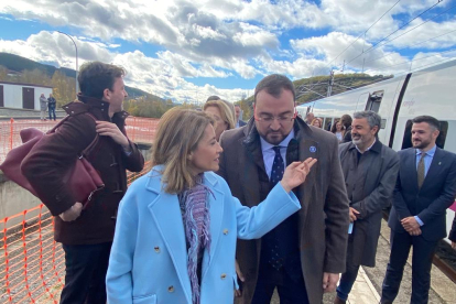 La ministra Raquel Sánchez recorre en tren la variante de Pajares. RAMIRO
