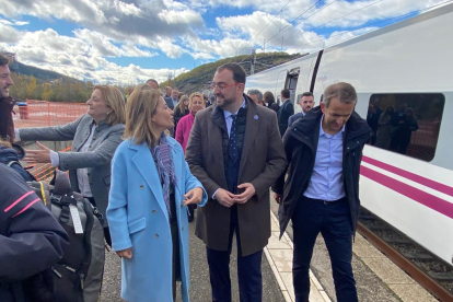 La ministra Raquel Sánchez recorre en tren la variante de Pajares. RAMIRO