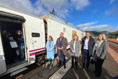 La ministra Raquel Sánchez recorre en tren la variante de Pajares. RAMIRO