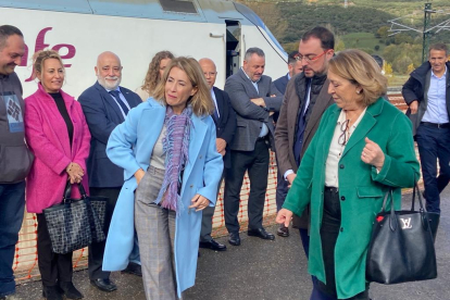 La ministra Raquel Sánchez recorre en tren la variante de Pajares. RAMIRO