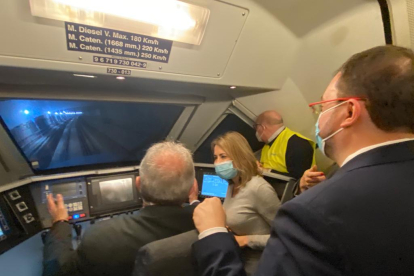 La ministra Raquel Sánchez recorre en tren la variante de Pajares. RAMIRO