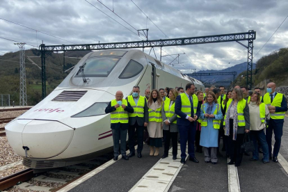 La ministra Raquel Sánchez recorre en tren la variante de Pajares. RAMIRO