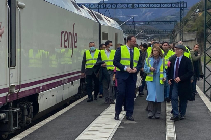 La ministra Raquel Sánchez recorre en tren la variante de Pajares. RAMIRO