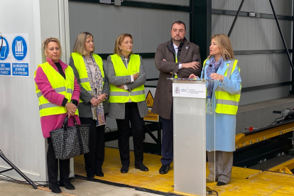 La ministra Raquel Sánchez recorre en tren la variante de Pajares. SUBDELEGACIÓN DEL GOBIERNO