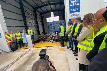 La ministra Raquel Sánchez recorre en tren la variante de Pajares. SUBDELEGACIÓN DEL GOBIERNO