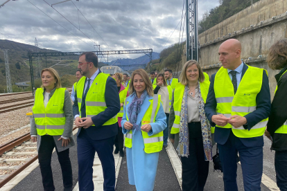 La ministra Raquel Sánchez recorre en tren la variante de Pajares. SUBDELEGACIÓN DEL GOBIERNO