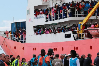 El barco de rescate de Médicos Sin Fronteras llega con 1004 inmigrantes a bordo al puerto de Salerno.