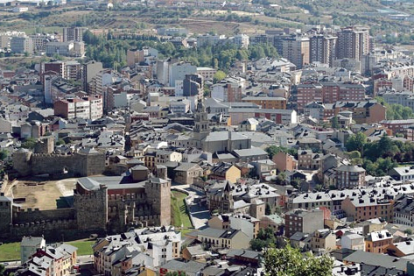 Vista panorámica de Ponferrada en la que se puede ver la zona del Castillo, a la izquierda y todo el casco histórico y la zona alta de la ciudad. L. DE LA MATA