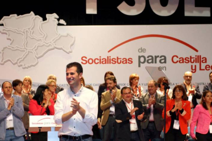 El nuevo secretario autonómico socialista, Luis Tudanca, saluda junto a la recién elegida Ejecutiva autonómica, en el Congreso Autonómico Extraordinario del PSOE celebrado en Valladolid