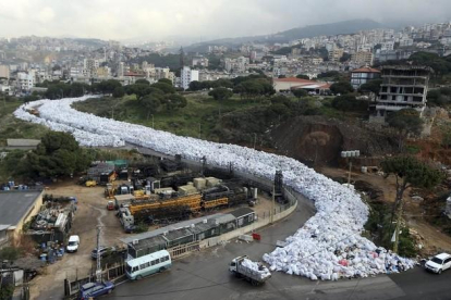 Río de bolsas de desperdicios en Jdeideh, en Beirut, el 23 de febrero.