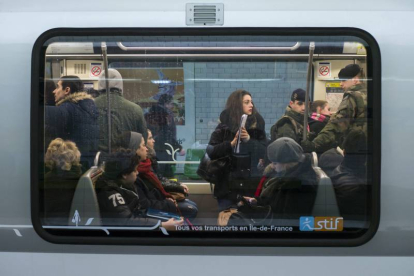 Soldados franceses vigilan el interior de un vagón de metro en la estación de metro de Trocadero en París (Francia).