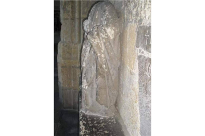Juan Carlos Campos, descubridor de los petroglifos de la Maragatería, encontró hace seis años diez alquerques en la Catedral de León. En esta imagen se observa una estatua decapitada encima de uno de estos tableros.