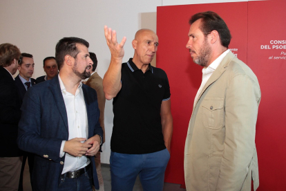 El secretario general del PSOECyL, Luis Tudanca(I), con el alcalde de León, José Antonio Diez(C) y el alcalde de Valladolid, Óscar Puente. PEIO GARCÍA