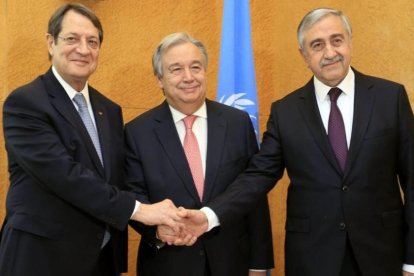 De izquierda a derecha: el presidente chipriota Nicos Anastasiades, el secretario general de la ONU Antonio Guterres y el líder turco chipriota Mustafa Akinci se saludan durante la Conferencia de paz sobre Chipre en Ginebra.
