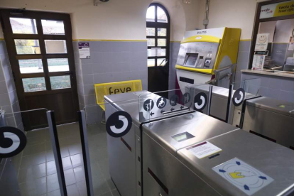 Una máquina de las autoventa instaladas en cuatro estaciones de León. RAMIRO