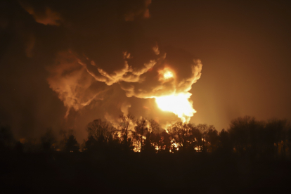 Incendio en un depósito de almacenamiento de petróleo después de un ataque con misiles rusos, en Vasylkiv, cerca de Kiev. EFE/EPA/ALISA YAKUBOVYCH