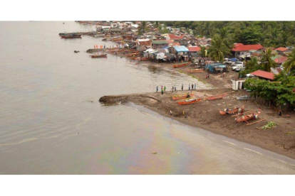 Vista aérea de un derrame de petróleo en la costa junto a la bahía de Manila.