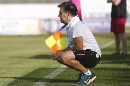 Miguel Ángel Miñambres, entrenador del Atlético Astorga. FERNANDO OTERO