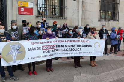 Un momento de la concentración de León Laico, hoy frente a la Subdelegación del Gobierno en León. S.C.A.