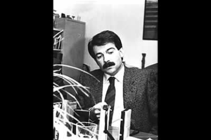 En las elecciones de 1986 IU cumple su primer objetivo, el de superar los escaños que el Partido Comunista había conseguido en los anteriores comicios. Gerardo Iglesias, que procedía del PC, fue el primer candidato del partido.