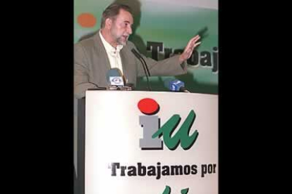 Con Julio Anguita como secretario general IU logró sus mayores éxitos pero también sus peores resultados. Tras el descalabro de las elecciones locales, autonómicas y europeas de 1999 se comienza a plantear un cambio de rumbo.